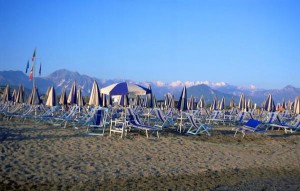 MARE - Spiaggia con Apuane