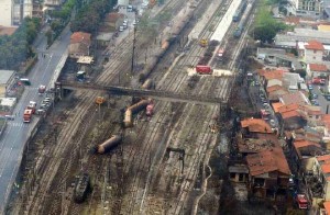 WCENTER 0XLDAFQLBO                Una veduta dall'elicottero del luogo dove e' esploso il treno a Viareggio in una foto del 30 giugno 2009 a Viareggio. ANSA / CARLO FERRARO