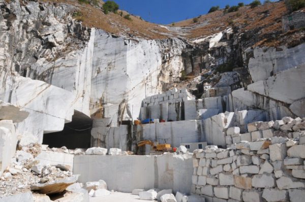 Oscuro e inquietante atto intimidatorio nei confronti di un esponente del Presidio Apuane