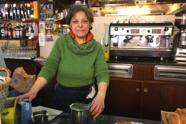 Noi stiamo con Delia, che col suo bar ferma i razzisti