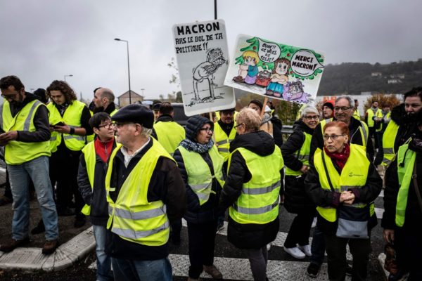 Col gilet giallo contro Macron. Facciamo come in Francia?