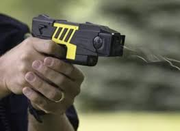 No all'uso del Taser nei reparti psichiatrici. No al Taser. No ai TSO con scosse elettriche