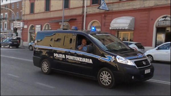 Società del controllo, della sorveglianza, o del manganello? Pieni poteri alla polizia penitenziaria