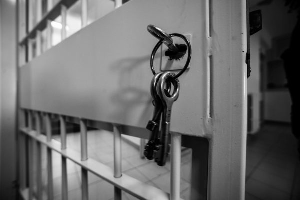 Sugli arresti di Parigi: tra vendetta di Stato e show mediatico