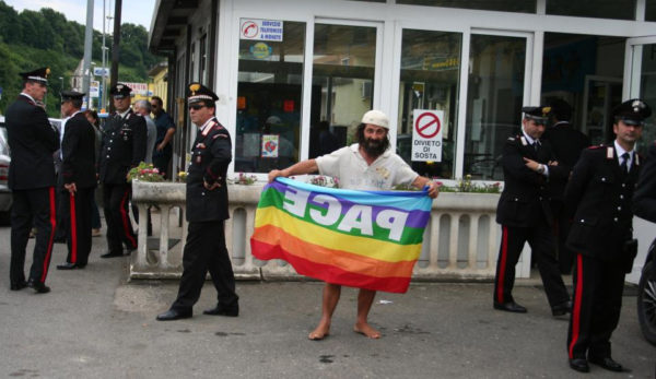 Turi Vaccaro, in carcere perché nonviolento. Sta male e mostra tutti i limiti della repressione