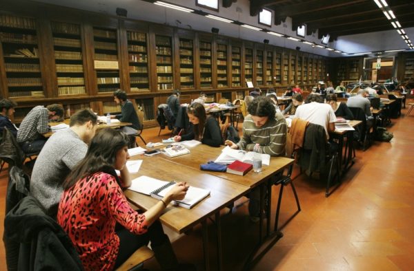 Biblioteche, la denuncia dei lavoratori in appalto: "Il Comune di Firenze rispetti i nostri diritti"
