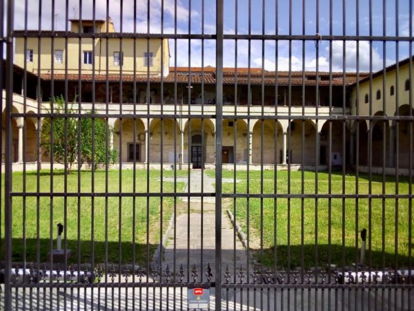 Riaprire il chiostro della Badessa subito! Abbiamo bisogno di spazi verdi pubblici e fruibili in centro