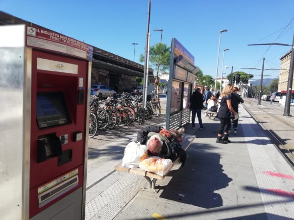 Fantasmi a Firenze, senza residenza si cancella la vita