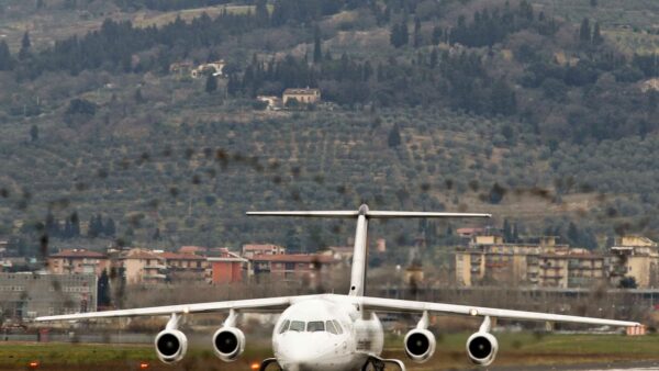 Mancano le autorizzazioni per volare, la grottesca verità sull'aeroporto di Firenze