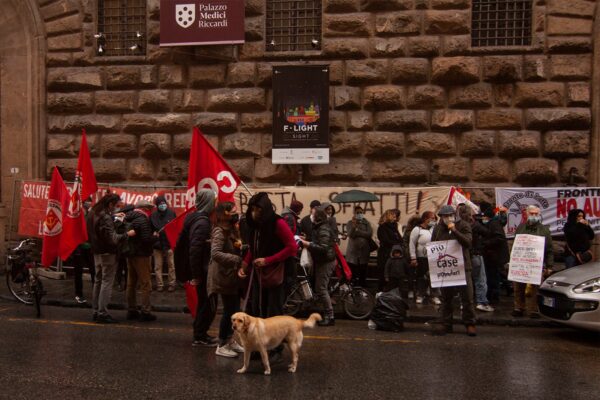 Sfratti, presidio a Firenze: "La casa è un diritto, proroga della sospensione"