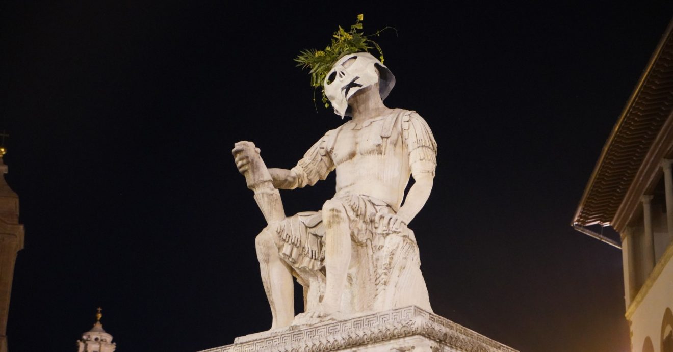 Statue, maschere e denunce: succede a Firenze