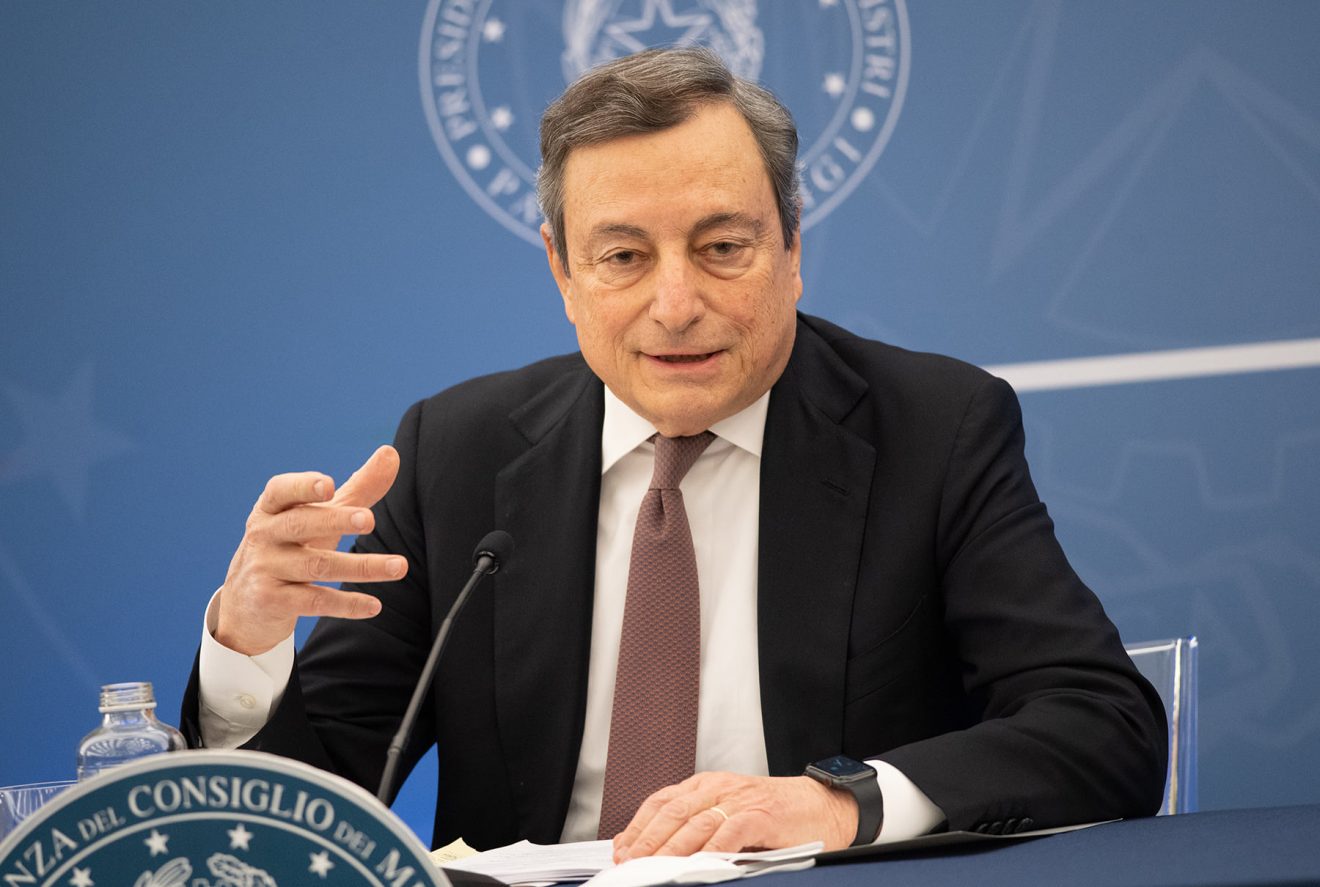 Draghi dileggia i giornalisti. E silenzia il dibattito sul futuro politico