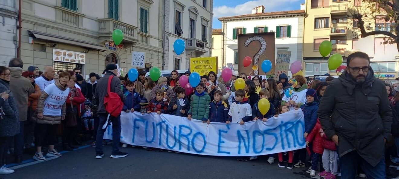 Migliaia di persone in piazza a Empoli contro il pirogassificatore