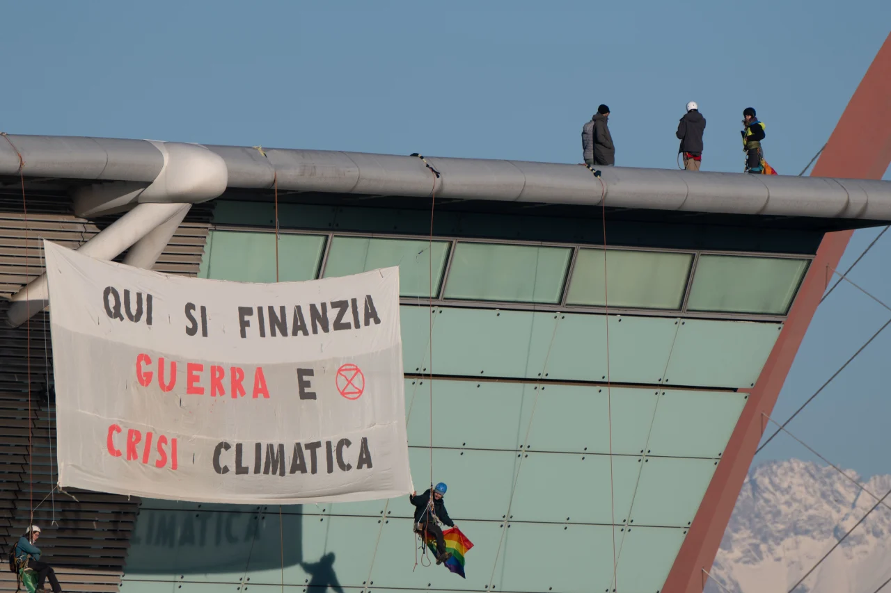 “Appendere uno striscione non è reato”. I magistrati di Torino archiviano le denunce a Extinction Rebellion e Fridays for Future